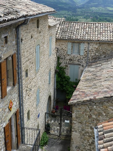maison, puis gendarmerie, puis maison