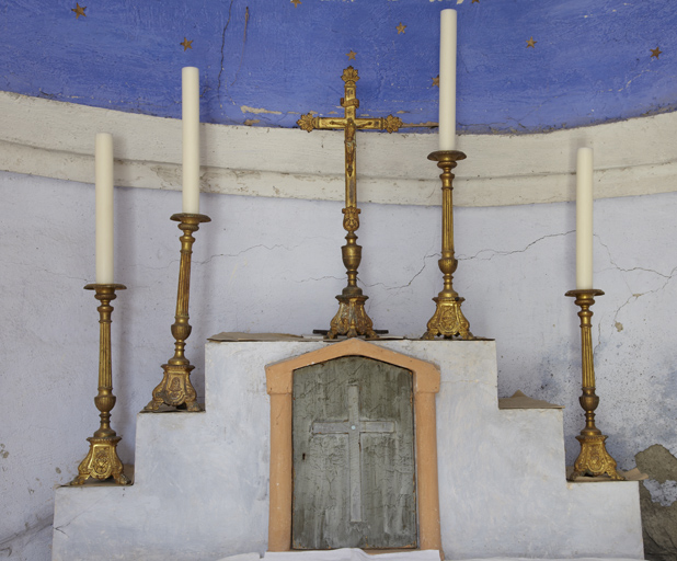 Garniture d'autel composée d'une croix d'autel et de quatre chandeliers d'autel (à binet)
