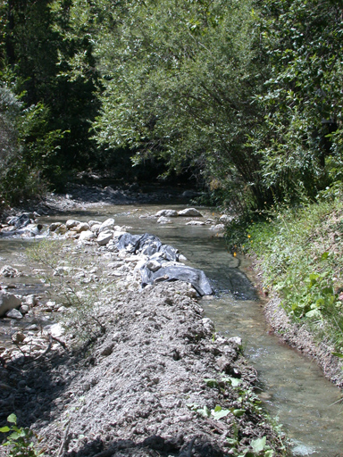 Moulin de Blieux. Le barrage de la prise d'eau dans l'Asse.