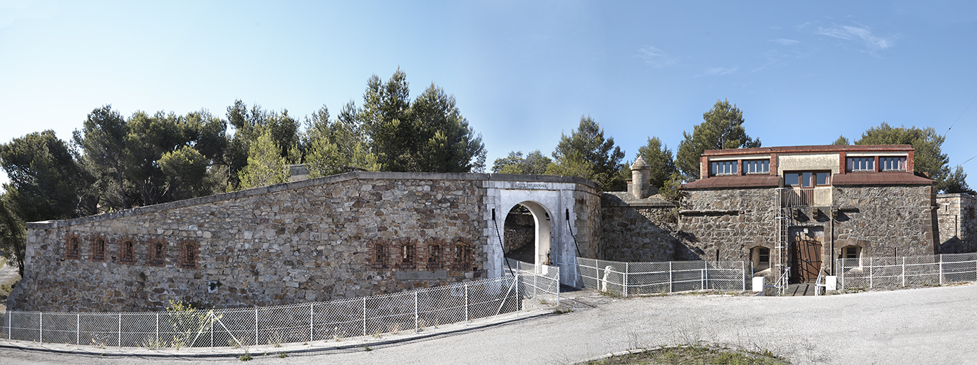 Front de gorge du fort : revêtement crénelé, porte, mur batardeau et face d'entrée de la tour-modèle 1813.