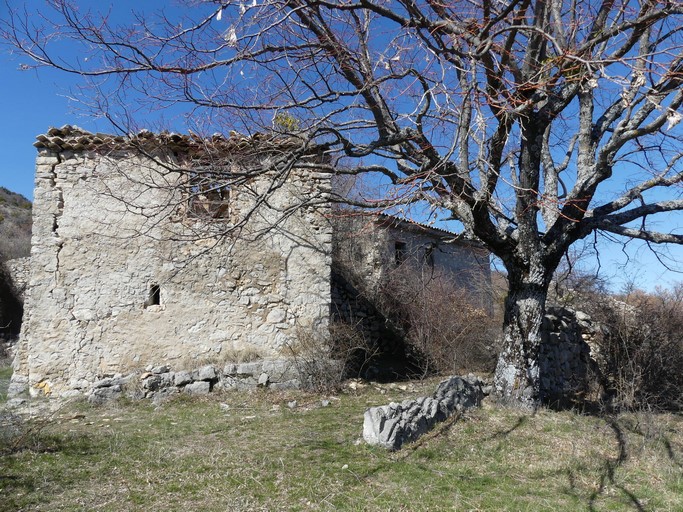 Vue d'ensemble d'une ferme au hameau des Dades (Ribiers).