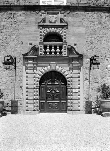 Façade principale, porte principale.