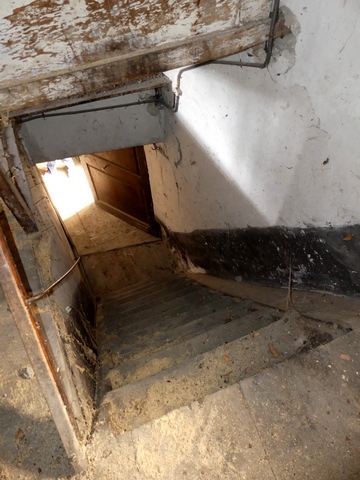 Rez-de-chaussée surélevé, angle nord-ouest. Escalier, vue de volume prise du dessus.