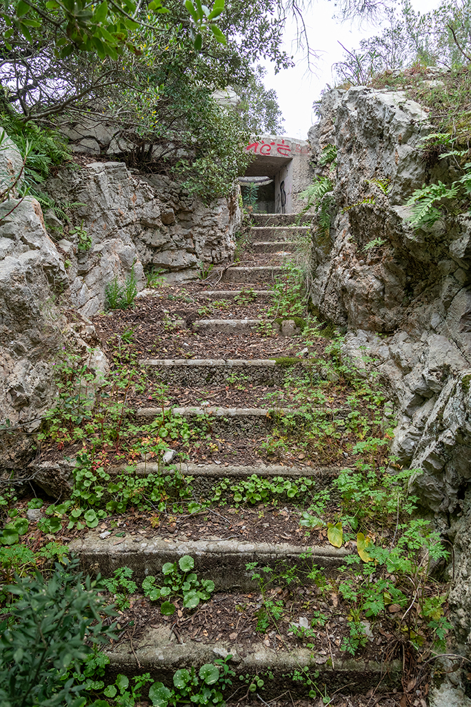 Verrou de Ners,  côté sud de la route : montée en escalier vers un tobrouk proche des ruines du château de Ners