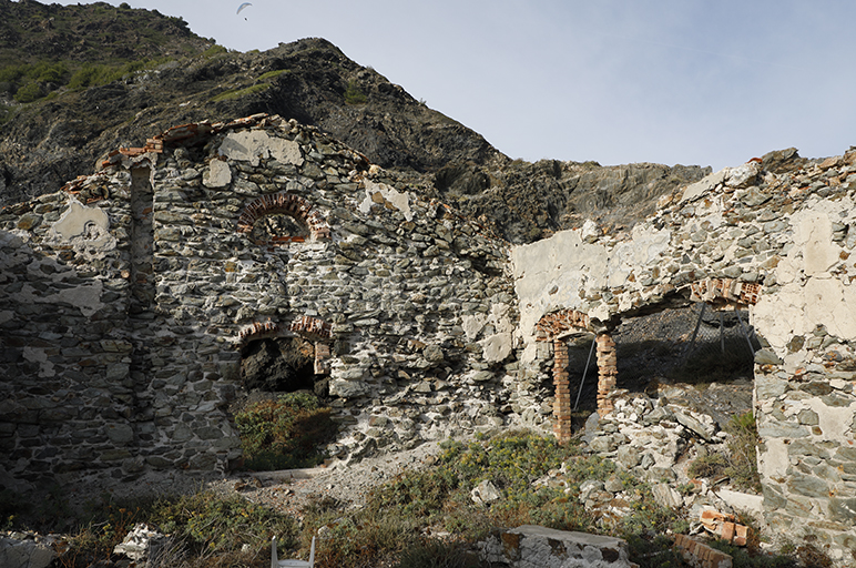 intérieur des ruines du bâtiment du casernement, mur-pignon nord