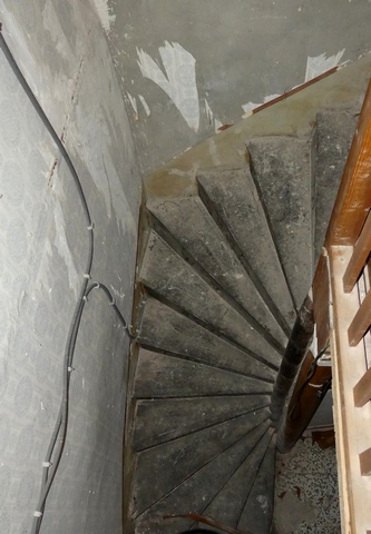 Etage, escalier menant au rez-de-chaussée.