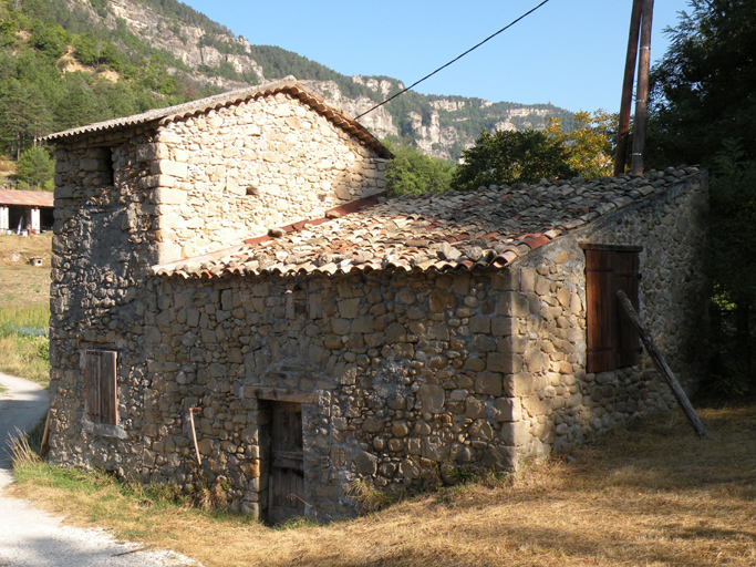 Entrepôt agricole isolé, quartier du Serre.