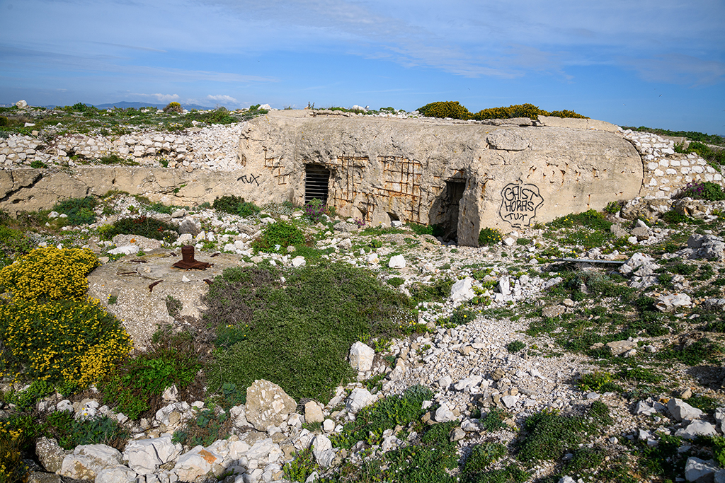 Batterie sudwall, 1ere cuve à casemate abri Regelbau M 158 , pivot du canon et façade sur cuve de la casemate 