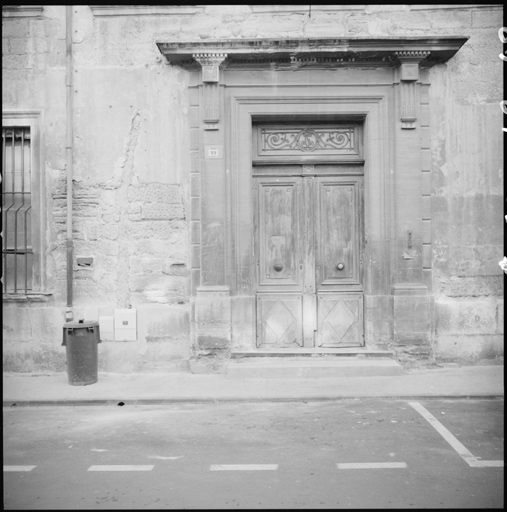 Façade est, porte d'entrée.