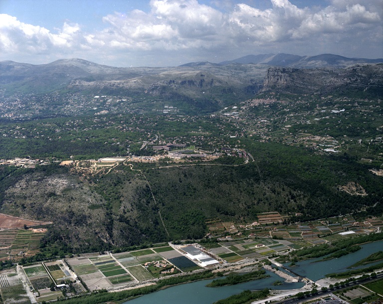 [RN202, Plaine du Var, Le Var, Zone d'activités de La Baronne, IBM, rue André Merle, DR118, Vaquière, Le Seren, Les Cent Chênes, Baou de Saint-Jeannet, Baou des Noirs, Baou des Blancs, Plan des Noves, Col de Vence]. 