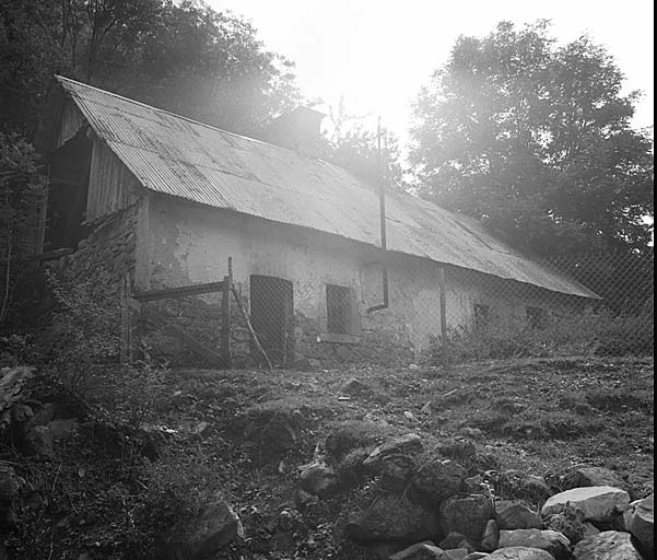 Les Eyrauds, p. 493. Façade ouest. Maison à cuisine au rez-de-chaussée.