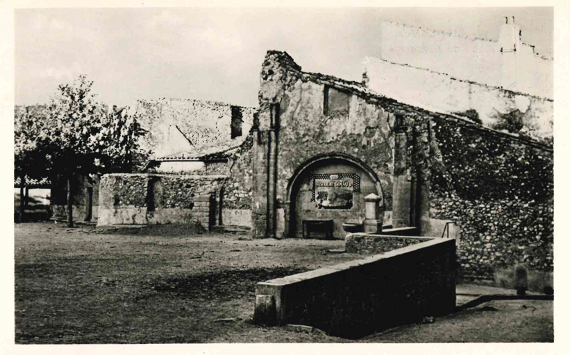 [Place neuve. Vestiges de Notre-Dame-de-l'Annonciade, milieu du 20e siècle.]