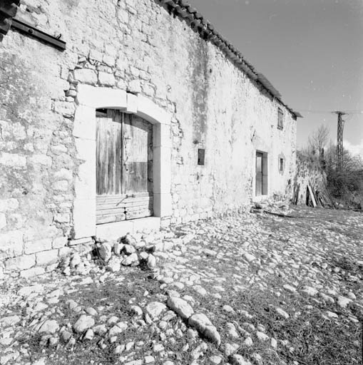 Entrepôt agricole de la Ferrage (1841 D1 1). Enclos pastoral devant le bâtiment. 