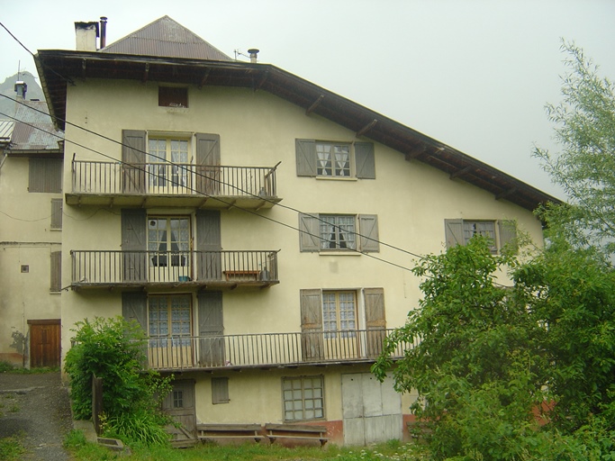 Le village. Place de l'Horloge (parcelle AC 290). Cette vaste maison est une ancienne ferme réunissant d'anciennes parcelles et ayant été agrandie et aménagée à la fin du 19e siècle pour servir d'hôtel de voyageurs. C'est aujourd'hui un immeuble.