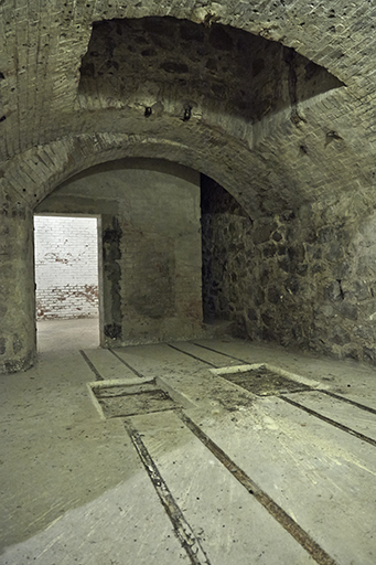 Magasin à poudre en caverne de 1891,  vestibule du monte-charge, rails vers le sas du magasin.