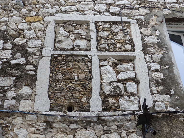 Maison (2022 AY 255). Ancienne baie à croisée avec arêtes chanfreinées.