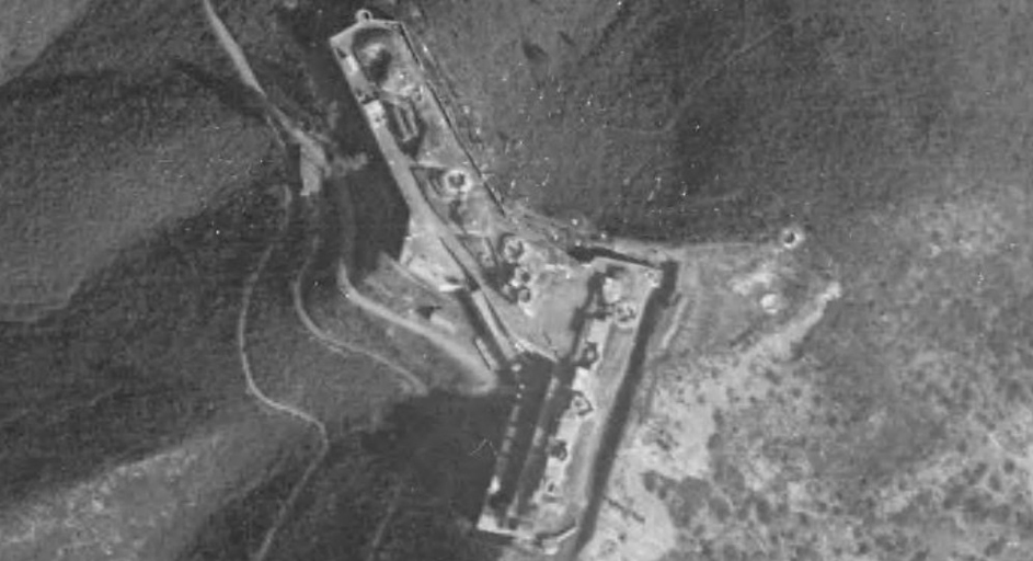 Vue aérienne verticale de la batterie de Peyras, 1943.