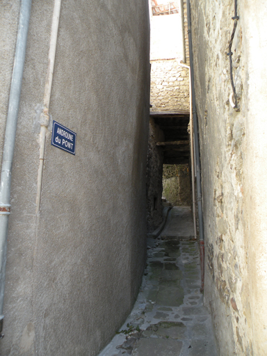 Le Fugeret. Ruelle en partie couverte (« Androune du Pont ») reliant la « Grande Rue » et la « Rue Basse ».