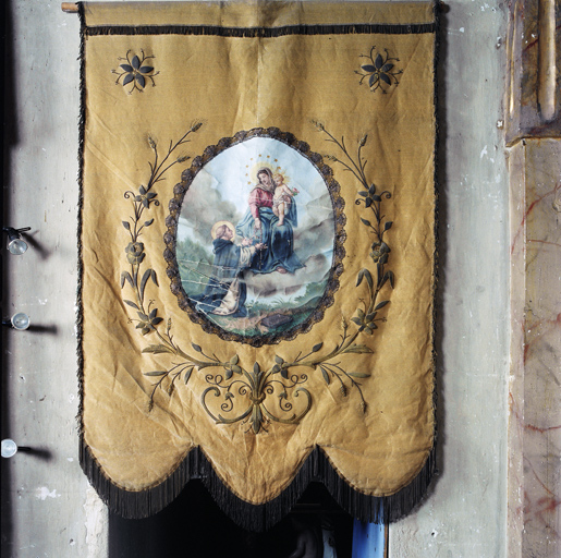 bannière de procession de La Vierge à l'Enfant remettant le rosaire à saint Dominique de Guzman