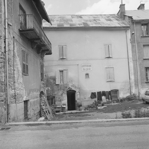 Chef-lieu. Parcelle 539. Façade sud. Partie supérieure percée régulièrement. Encadrements des fenêtres moulurés.