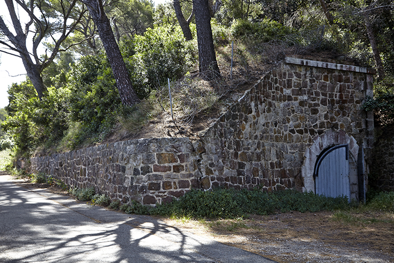 Batterie, magasin à poudre enterré, vue extérieure du côté de l'entrée.