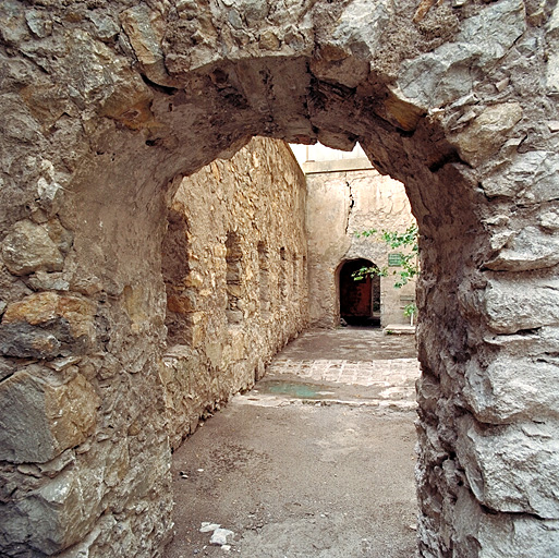 Enceinte 6 - 7. Chemin de ronde crénelé et traverses.