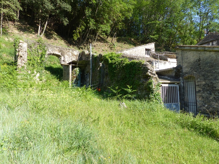 Bâtiment ruiné. Vue d'ensemble prise de l'ouest.