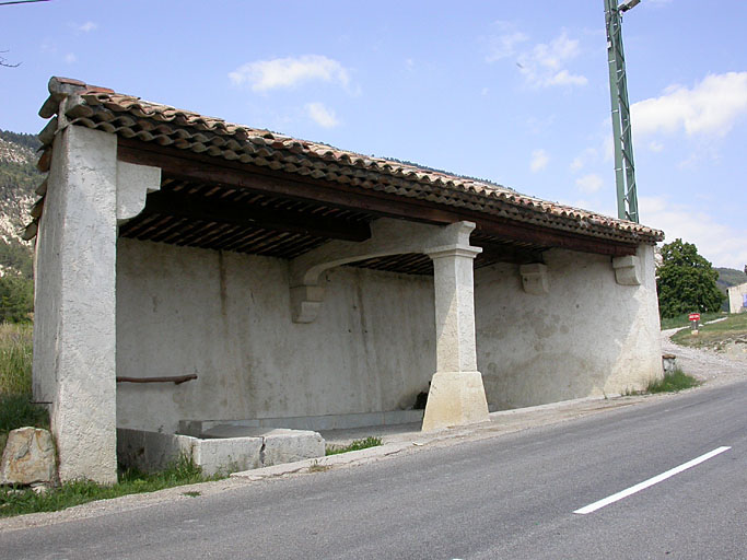 Peyroules. La Foux. Premier lavoir, à structure semi fermée, organisé en L, avec toit à longs pans dissymétriques couvert en tuile creuse.