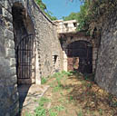Rampe intérieure, au revers de la porte d'entrée, desservant à gauche corps de garde et accès aux souterrains.