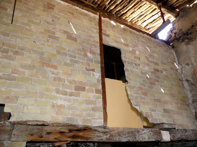 Etage, pièce sud. Cloison nord, en briques.