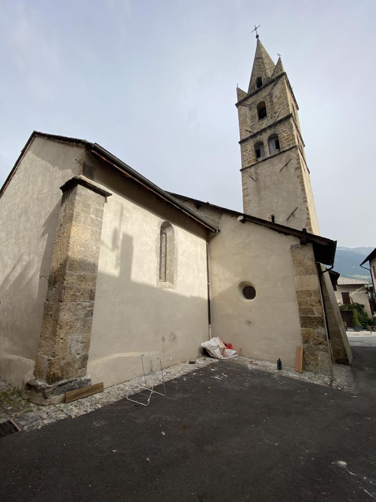 Le chevet et le clocher vus depuis le sud.