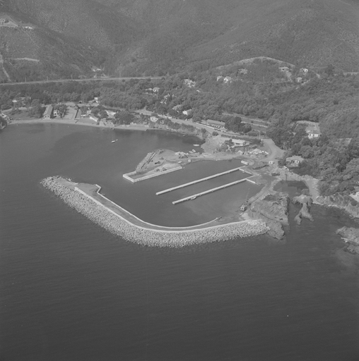 Photographie aérienne avec vue sur le port de Figueirette en construction, septembre 1969, mise en place des appontements et fin des travaux de la digue.