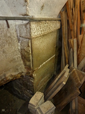 Bâtiment de la grange-étable. Etage de soubassement, étable est. Mur est, pilier engagée de la retombée de la voûte d'arêtes.