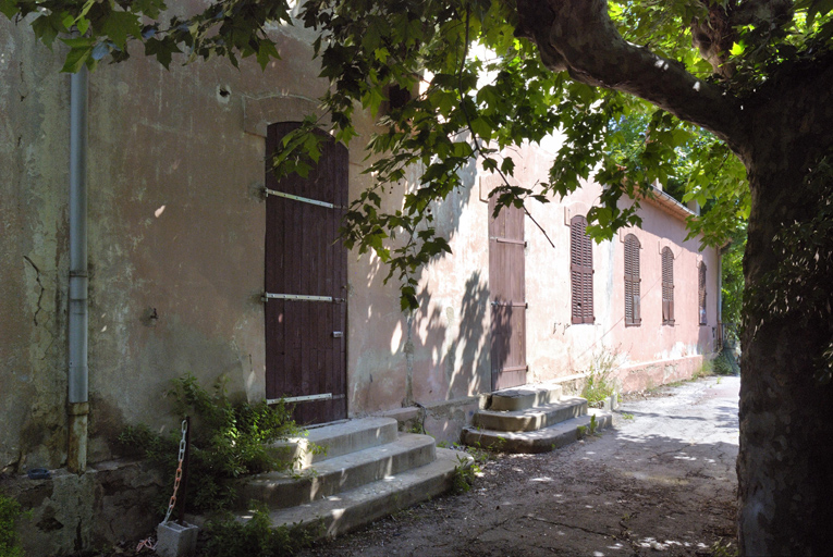 ferme, puis parfumerie H. Muraour & Claude Raynaud, actuellement immeuble à logements