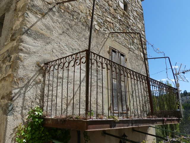 Pignon sud, deuxième niveau. Balcon et porte-fenêtre.