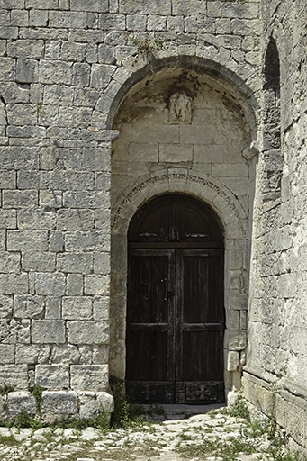 Ensemble de la porte d'entrée : deux vantaux et un tympan de menuiserie