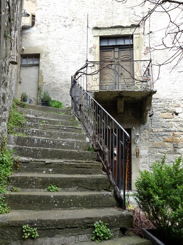 Partie ouest. Elévation sud, premier niveau. Escalier de distribution extérieur.