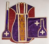 Ornement violet (n°3) : chasuble, étole, manipule, voile de calice