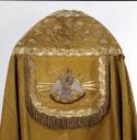 ensemble de vêtements liturgiques : chape, chasuble, dalmatique, étole, manipule, bourse de corporal, voile de calice (ornement doré)