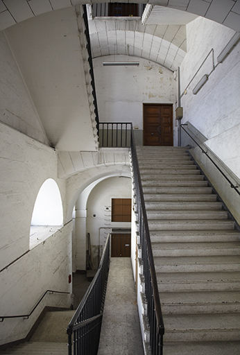 Premières volées de l'escalier, sur mur noyau, partant du vestibule central