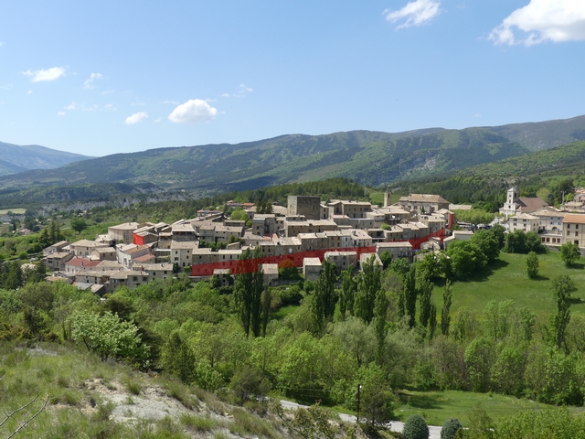 Vue d'ensemble prise de l'est, en rouge le tracé de la fortification.