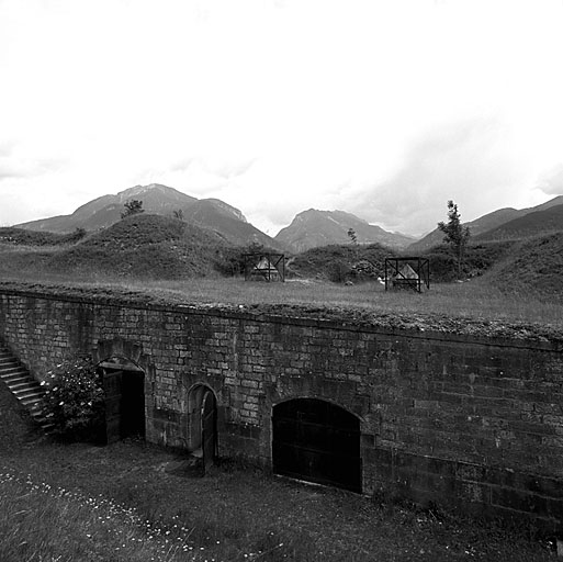 Front du Guil. Batterie est (85). Epaulement des pièces et traverses au-dessus des casemates remises, vus de l'arrière.