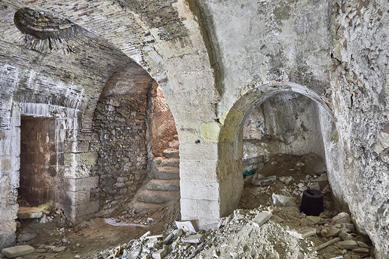 Fort St Nicolas : souterrain sous l'angle sud-est, vestibule avec escalier montant vers le rez-de-cour et le bastion