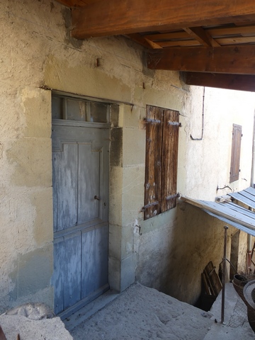 Bâtiment du logis. Elévation ouest, deuxième niveau. Porte du logis avec piédroit commun à la fenêtre.