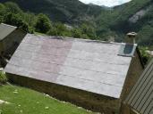 Couverture en plaques de tôle sur une maison à Argenton (Le Fugeret). Remarquer la pente très accusée du toit à longs pans.