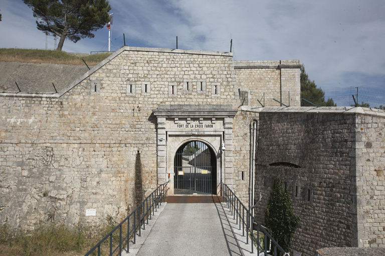 Enceinte : front de gorge ouest, façade de la porte du fort, flanc droit crénelé du bastion sud-ouest (2).