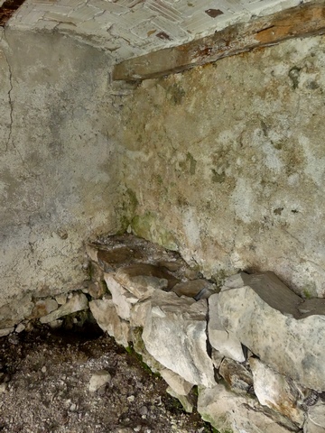 Mangeoire sur banquette dans l'étable-resserre d'un « cabanon », au Merdaric.