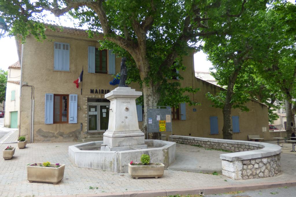 hôtel de ville, puis mairie-école, actuellement mairie