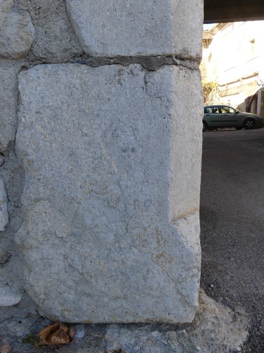 Aile sud. Porte fortifiée, élévation sud. Détail : congé inférieur du chanfrein.