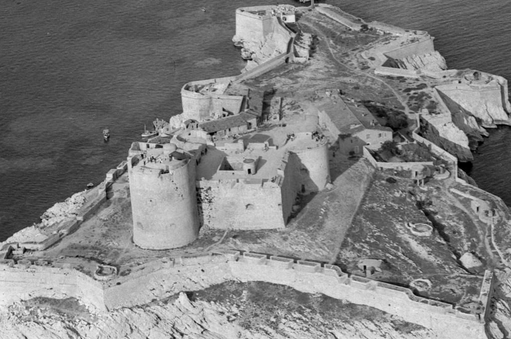 [vue aérienne oblique du château d'If prises de l'est, 1947.